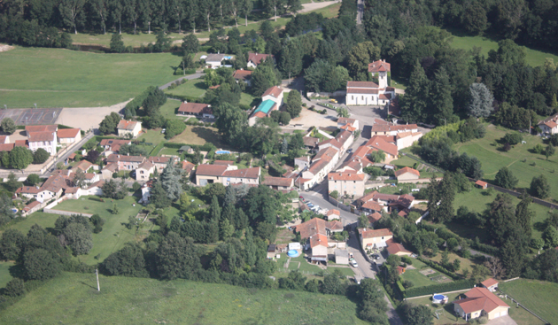 Vue aérienne du bourg de Poncins