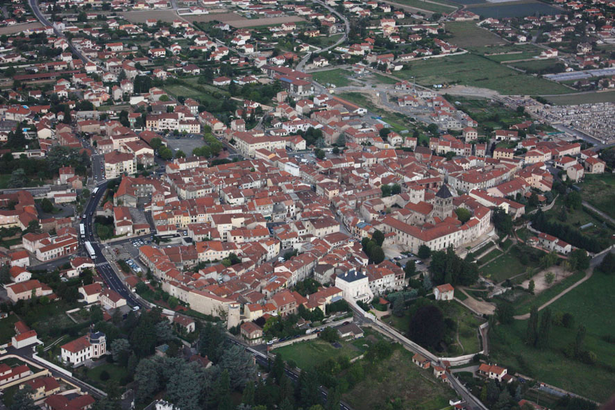 Vue aérienne du bourg médiéval de Saint-Rambert