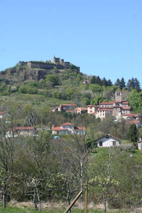 La butte de Marcilly, château et église